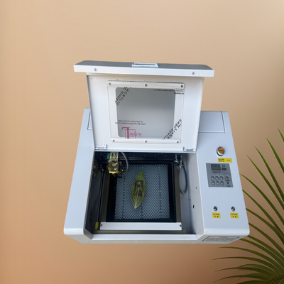 टेक्सटाइल वुड एक्रिलिक के लिए CO2 लेजर ट्यूब के साथ CNC लेजर कटिंग और उत्कीर्णन मशीन